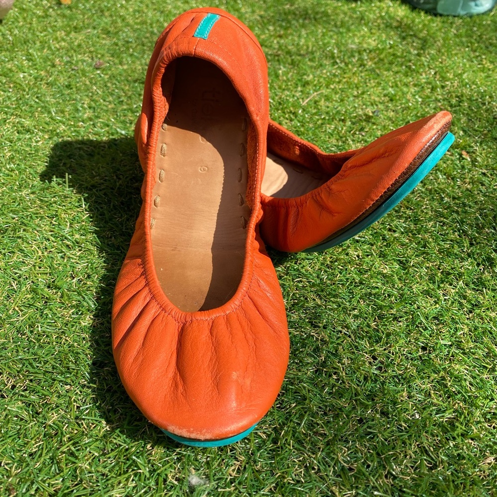 EUC Tangerine Tieks- foldable ballet flats Size 9 with bag